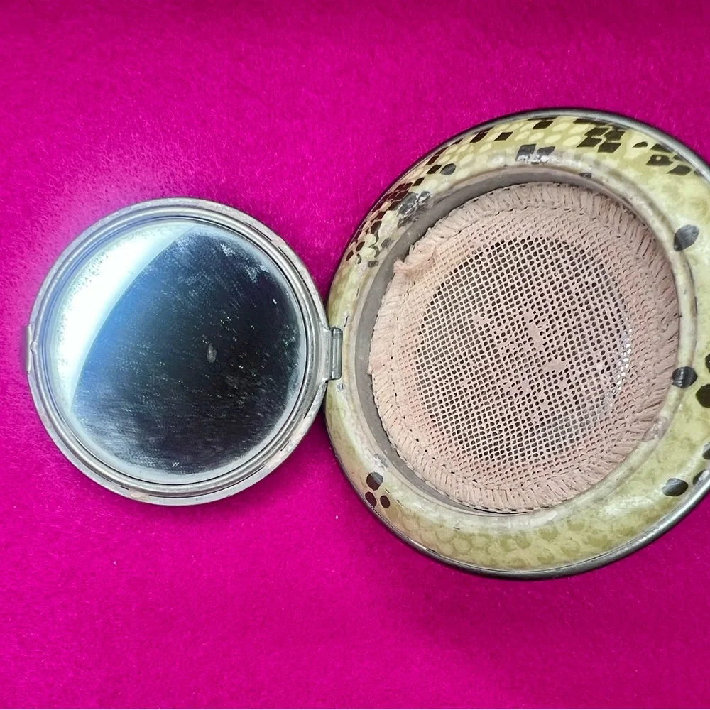 Vintage Compact with Pink and Gold Design and Romantic Couple
